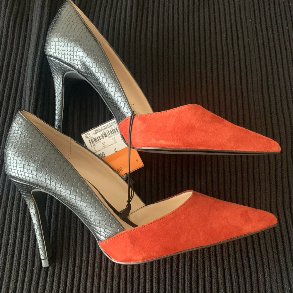 Black and red ultra suede lady’s pump.